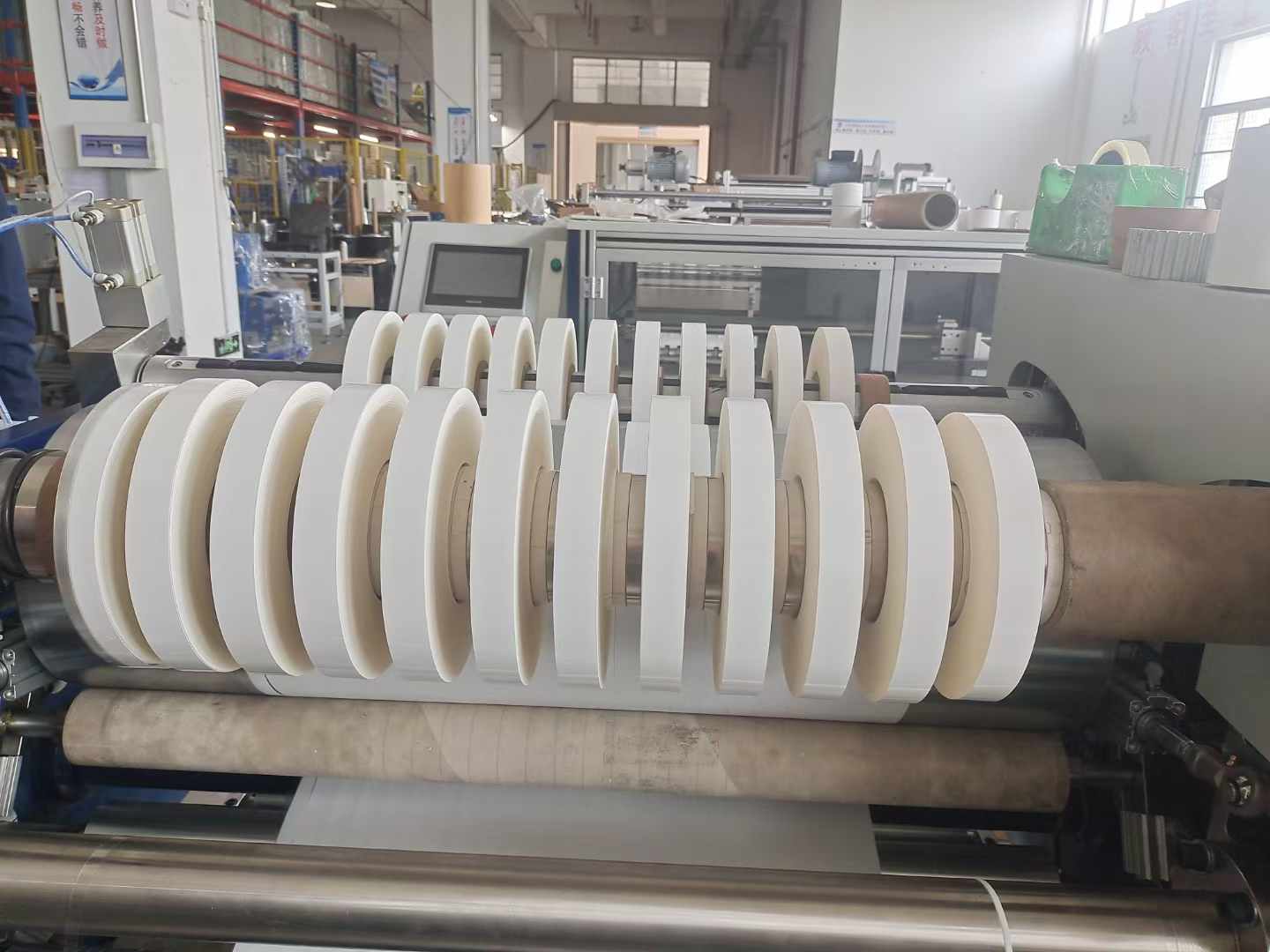 分切機(jī)的行業(yè)適配性：從包裝到新能源的廣泛用途